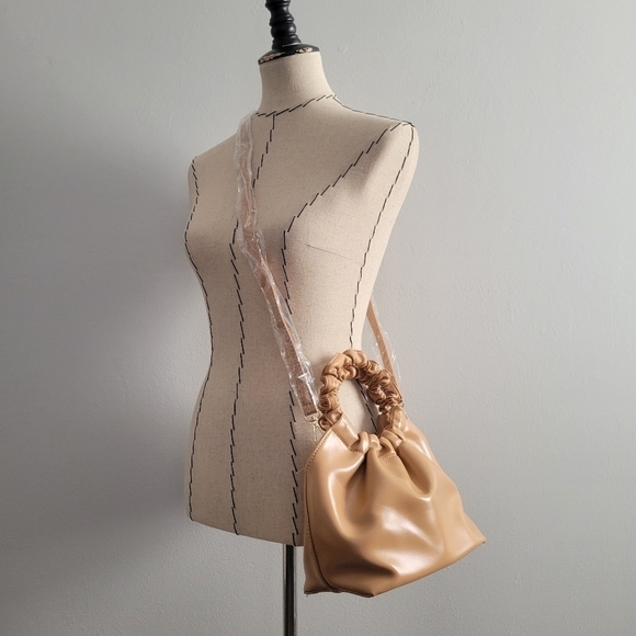 Tan faux leather ruched handbag with crossbody strap NWOT - Picture 4 of 10
